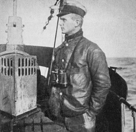 Karl Dönitz cuando él también era un joven oficial submarinista, durante la I Guerra Mundial. Aquí, montando guardia en el U-39 de 1914. Imagen: Wikimedia Commons