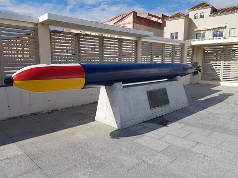 Un torpedo G7a de los usados por la Armada Española hasta mucho después de la II Guerra Mundial, ahora expuesto en el puerto de Tarifa. Imagen: Wikimedia Commons.