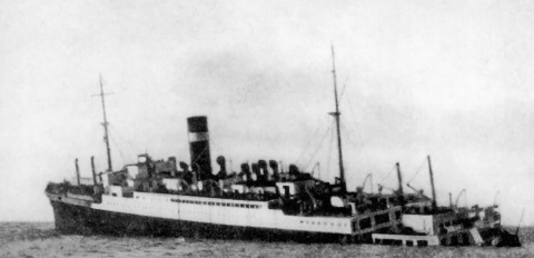 El transatlántico de pasaje SS Athenia se hunde al noroeste de Irlanda sobre las 10 de la mañana del 4 de septiembre de 1939, alcanzado por un único torpedo del submarino U-30 comandado por Fritz-Julius Lemp. Imagen: Royal Navy / The UK Na El transatlántico de pasaje SS Athenia se hunde al noroeste de Irlanda sobre las 10 de la mañana del 4 de septiembre de 1939, alcanzado por un único torpedo del submarino U-30 comandado por Fritz-Julius Lemp. Imagen: Royal Navy / The UK Nat