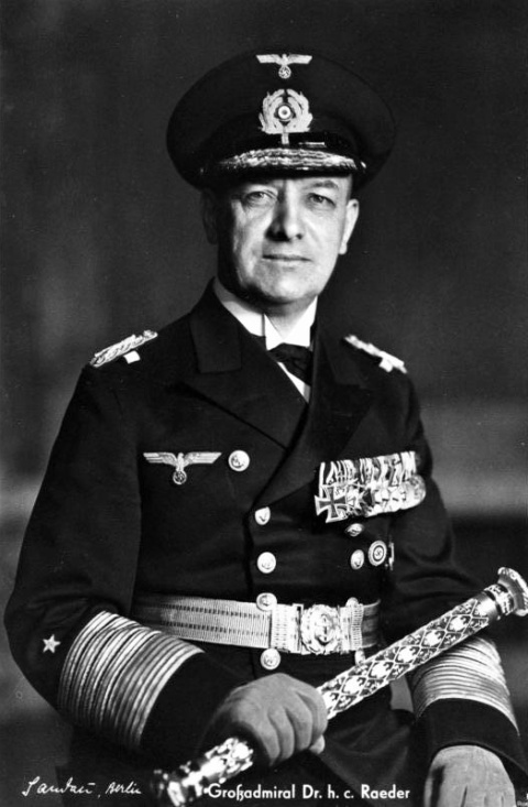El Grossadmiral Erich Raeder (1876 – 1960). Imagen: Bundesarchiv vía Wikimedia Commons. El Grossadmiral Erich Raeder (1876 – 1960). Imagen: Bundesarchiv vía Wikimedia Commons.