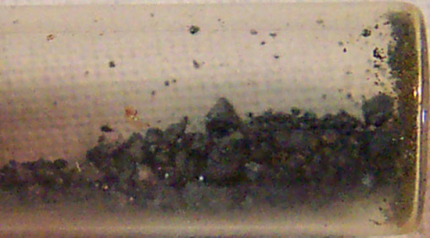 Yodo común (mayoritariamente yodo-127 estable) en estado sólido. El yodo-131 es inestable, radioactivo y se considera cancerígeno.