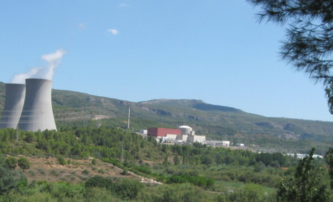 La central nuclear de Cofrentes vista desde el pueblo (clic para ampliar)