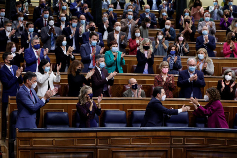  El Gobierno y la bancada socialista aplauden tras rechazarse las enmiendas a la totalidad del proyecto de Ley de Presupuestos Generales del Estado para 2022, este jueves, en el Congreso de los Diputados.- EFE/Mariscal