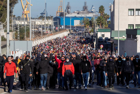  Trabajadores del sector del metal de la provincia de Cádiz se manifiestan este miércoles por la capital gaditana ante el bloqueo en las negociaciones por el nuevo convenio del metal en esta provincia.- EFE/Román Ríos