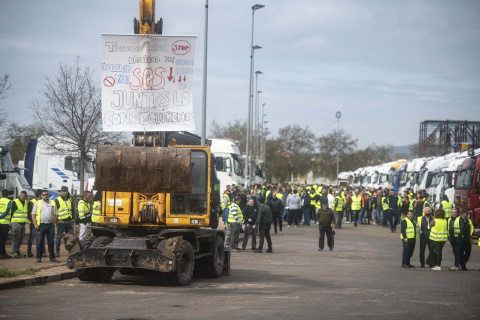  Cerca de medio millar de camioneros han ralentizado este lunes la actividad diaria de la ciudad de Córdoba con una marcha por las vías más céntricas de la capital y provocando algunas retenciones y tráfico lento en los accesos en el inicio