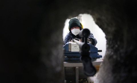  Dirk Jenrich, topógrafo de percusión anular de Nammo Schoenebeck GmbH, durante una prueba de fuego real en la cámara fría de la fábrica de producción de percusión anular de Lapua (Nammo Corporation) el 12 de julio de 2021 en Schoenebeck, c