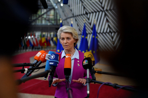 La presidenta de la Comisión Europea, Ursula von der Leyen, responde a las preguntas de los periodistas cuando llega al primer día de una cumbre de líderes de la UE en el edificio del Consejo Europeo en Bruselas el 20 de octubre de 2022.- La presidenta de la Comisión Europea, Ursula von der Leyen, responde a las preguntas de los periodistas cuando llega al primer día de una cumbre de líderes de la UE en el edificio del Consejo Europeo en Bruselas el 20 de octubre de 2022.-