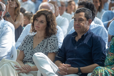  La presidenta de la Comunidad de Madrid y del Partido Popular madrileño, Isabel Díaz Ayuso, y el presidente de la Junta de Andalucía, Juan Moreno Bonillla, en un acto de su formación, a 27 de agosto de 2022, en Carballeira de San Xusto de 