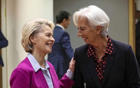 La presidenta de la Comisión Europea, Ursula von der Leyen, habla con la presidenta del Banco Central Europeo (BCE), Christine Lagarde, y la presidenta del Eurogrupo y el ministro irlandés de Finanzas, Paschal Donohoe, antes de una reunión La presidenta de la Comisión Europea, Ursula von der Leyen, habla con la presidenta del Banco Central Europeo (BCE), Christine Lagarde, y la presidenta del Eurogrupo y el ministro irlandés de Finanzas, Paschal Donohoe, antes de una reunión