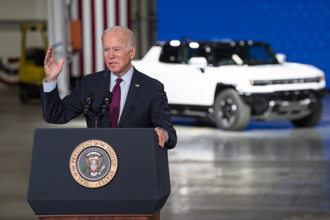  El presidente de EE. UU., Joe Biden, pronuncia sus comentarios sobre la ley de infraestructura bipartidista y el futuro de los vehículos eléctricos en la gran inauguración de General Motors Factory ZERO. Foto: Dominick Sokotoff/ZUMA Press 