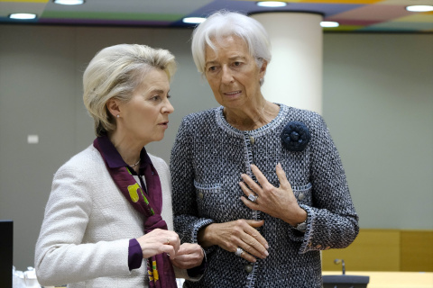  La presidenta de la Comisión Europea, Ursula von der Leyen (izquierda), habla con la presidenta del Banco Central Europeo, Christine Lagarde, durante una cumbre de la UE en la sede de la UE en Bruselas. Alexandros Michailidis/European Coun