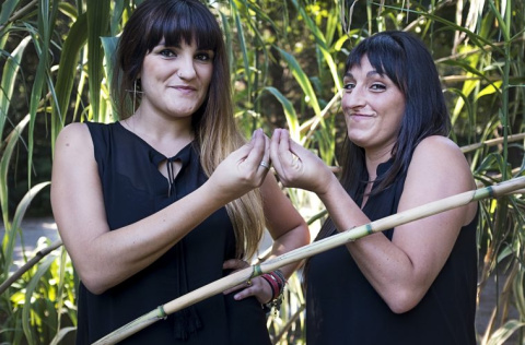 Rozalén con Beatriz Romero. JORDI SOCIAS