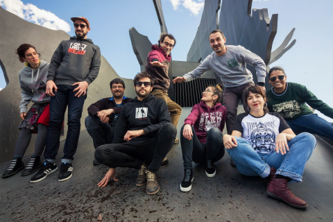 Rodrigo Laviña, segundo por la izquierda, junto a otras socias de La Ciutat Invisible. Foto: Facebook