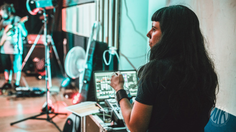  Patricia trabajando en la iluminación del concierto streaming de LAZURDA. Foto: Atreyu Makeda