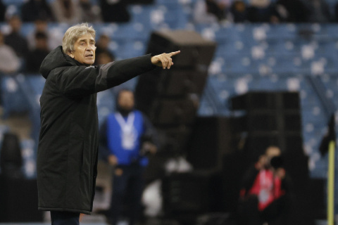  El entrenador del Betis, el chileno Manuel Pellegrini, durante el partido de semifinales de la Supercopa de España que enfrenta al Real Betis y al FC Barcelona- EFE/ Juan Carlos Cárdenas