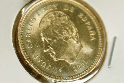  Moneda de euro del año 2001 con el rostro del Rey emérito Juan Carlos I en la Filatelia-Numismática H.Sanza, en Madrid (España) a 7 de agosto de 2020.- Jesús Hellín / Europa Press