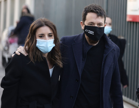  La ministra de Igualdad, Irene Montero, y el exvicepresidente del gobierno Pablo Iglesias a su llegada a un juicio para declarar por el presunto acoso hacia sus hijos, en el Juzgado de lo penal 30, a 9 de febrero de 2022, en Madrid (España