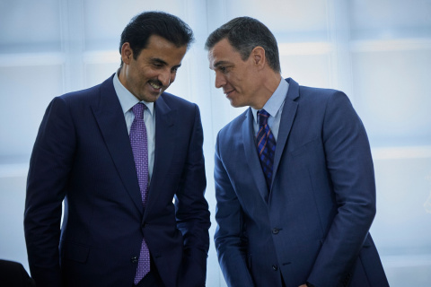  El Emir de Qatar, Tamim bin Hamad Al Thani (i) y el presidente del Gobierno, Pedro Sánchez (d), se saludan a su llegada al Palacio de la Moncloa, a 18 de mayo de 2022, en Madrid (España).- J. Hellín. POOL / Europa Press