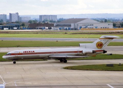 Sí, puede que mi primera aventura aérea fuese en un "trasto viejo" como este. :-P Imagen: T. Rees vía Wikimedia Commons, Londres-Heathrow, 3 de octubre de 1981.