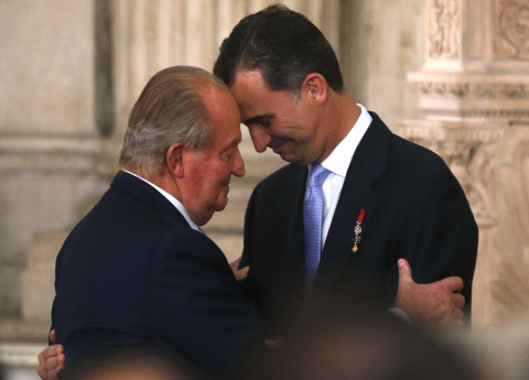 El rey Juan Carlos saluda a su hijo Felipe en la ceremonia de abdicación. REUTERS El rey Juan Carlos saluda a su hijo Felipe en la ceremonia de abdicación. REUTERS