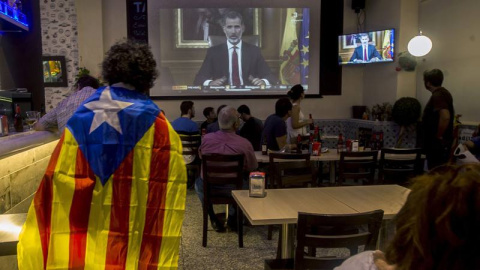 Varias personas miran en televisión en un bar en Barcelona el discurso del rey Felipe VI tras el referendum del 1-O. EFE/QUIQUE GARCÍA Varias personas miran en televisión en un bar en Barcelona el discurso del rey Felipe VI tras el referendum del 1-O. EFE/QUIQUE GARCÍA
