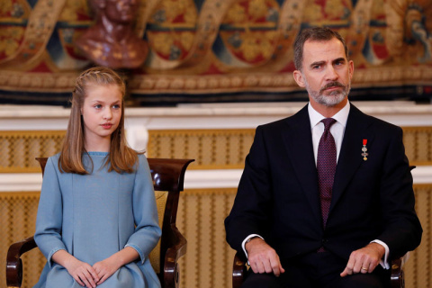 La princesa Leonor y el rey Felipe VI en la imposición del Toisón a la heredera de la Corona. EFE/Mariscal La princesa Leonor y el rey Felipe VI en la imposición del Toisón a la heredera de la Corona. EFE/Mariscal