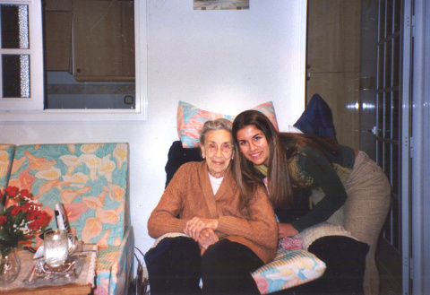 Trinidad Gallego y la autora del texto, Sonia Herrera, durante una de sus meriendas juntas en la adolescencia de la segunda.- ARCHIVO FAMILIAR Trinidad Gallego y la autora del texto, Sonia Herrera, durante una de sus meriendas juntas en la adolescencia de la segunda.- ARCHIVO FAMILIAR