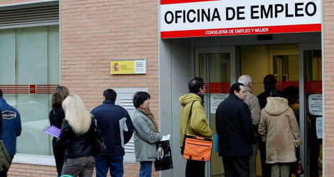 Colas en una oficina de desempleo.- EFE