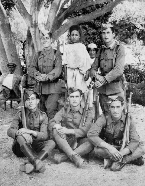 Julián Pérez, abajo a la izquierda, durante su servicio militar en Melilla en el año 1940.- ARCHIVO FAMILIAR