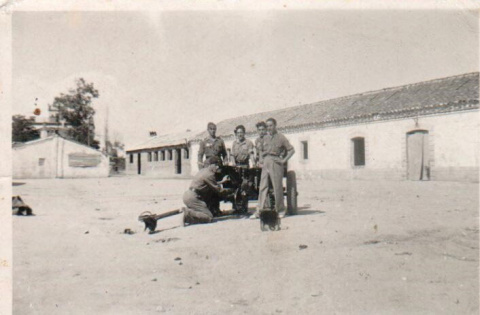 Julián Pérez en la Agrupación Antitanques en Cedilllo del Condado (Toledo)