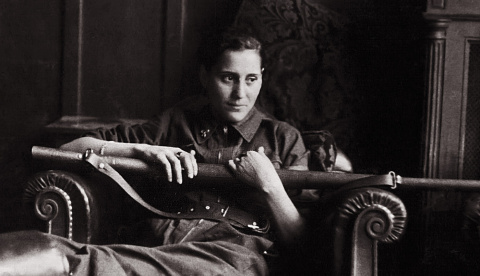 Miliciana en Mallorca descansando con un rifle en la mano. Centro documental de la Memoria Histórica/CG Fotografías C1547 EXPO01594