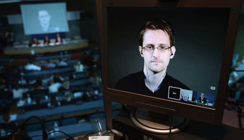 El extrabajador de la NSA Edward Snowden es visto a través de un enlace de vídeo en vivo desde Rusia en una pantalla de ordenador durante una audiencia parlamentaria sobre el tema "Mejorar la protección de los denunciantes", el 23 de junio El extrabajador de la NSA Edward Snowden es visto a través de un enlace de vídeo en vivo desde Rusia en una pantalla de ordenador durante una audiencia parlamentaria sobre el tema "Mejorar la protección de los denunciantes", el 23 de junio