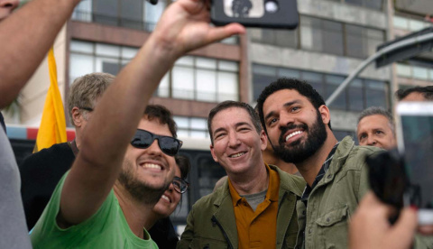 El periodista y autor estadounidense Glenn Greenwald (C) y su socio el congresista brasileño David Miranda (D), posan para selfies con manifestantes durante una protesta convocada por intelectuales y artistas contra la destrucción de la se El periodista y autor estadounidense Glenn Greenwald (C) y su socio el congresista brasileño David Miranda (D), posan para selfies con manifestantes durante una protesta convocada por intelectuales y artistas contra la destrucción de la se