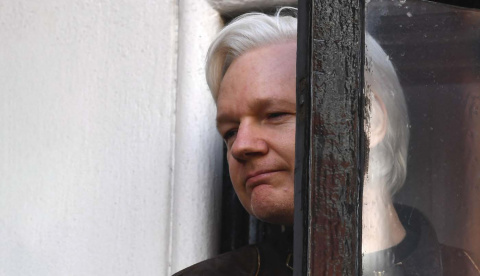 El fundador de WikiLeaks, Julian Assange, en el balcón de la Embajada de Ecuador en Londres el 19 de mayo de 2017.- AFP El fundador de WikiLeaks, Julian Assange, en el balcón de la Embajada de Ecuador en Londres el 19 de mayo de 2017.- AFP