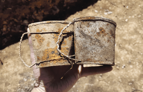 Dos latas convertidas en tazas.- ALFREDO GONZÁLEZ RUIBAL Dos latas convertidas en tazas.- ALFREDO GONZÁLEZ RUIBAL