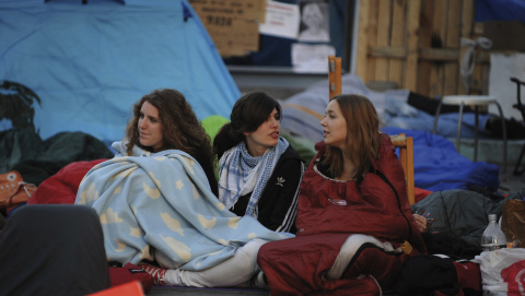 Fotografía: Tres jóvenes conversan tras haber dormido en la Puerta del Sol durante la acampada del movimiento 15-M.- FERNANDO SÁNCHEZ Fotografía: Tres jóvenes conversan tras haber dormido en la Puerta del Sol durante la acampada del movimiento 15-M.- FERNANDO SÁNCHEZ