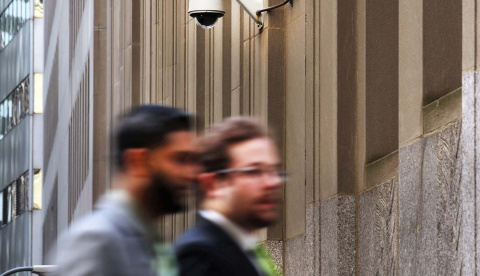 Personas caminan ante una cámara de vigilancia a lo largo de una calle del distrito financiero de Nueva York.- AFP Personas caminan ante una cámara de vigilancia a lo largo de una calle del distrito financiero de Nueva York.- AFP