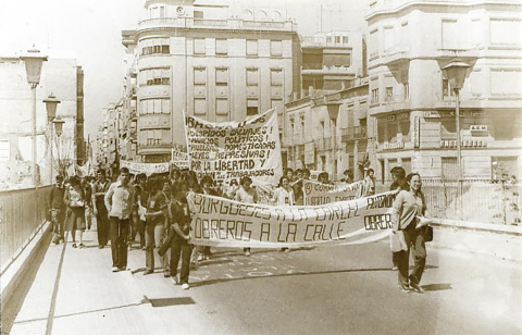  Manifestación del movimiento asambleario por las calles de Elche, verano de 1977.