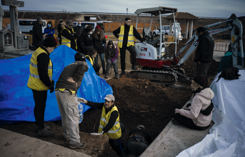  La excavación comenzó el día 24 de febrero de 2022. El primer problema que encontraron los voluntarios de la Asociación para la Recuperación de la Memoria Histórica fue una gruesa capa de hormigón que se había echado encima de la fosa y qu