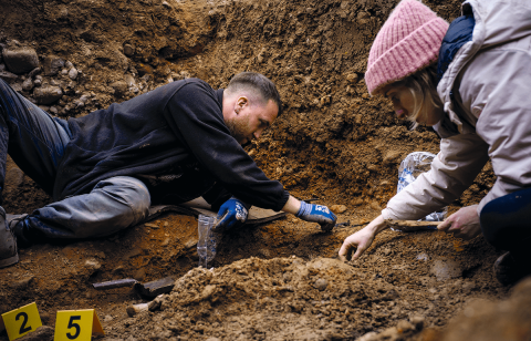  Voluntarios de la ARMH trabajan en la fosa principal del cementerio de Villadangos del Páramo. Los altos niveles de humedad y acidez en la tierra de la zona causaron un deterioro severo en los huesos, lo que dificulta enormemente extraerlo