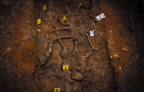  Una vez abierta la fosa se excavan los cuerpos uno a uno y se numeran para su posterior identificación. En la fosa de Villadangos del Páramo, tras una semana de trabajo con temperaturas gélidas, se recuperaron diez cuerpos, aunque se local