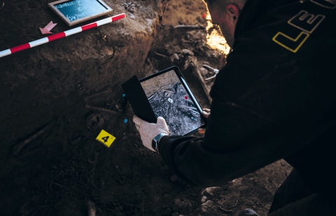  Serxio Castro, arqueólogo de ARMH, escanea el terreno abierto en la trinchera con una tableta electrónica. El software utilizado por la asociación permite crear un modelo tridimensional virtual para generar un documento interactivo del lug