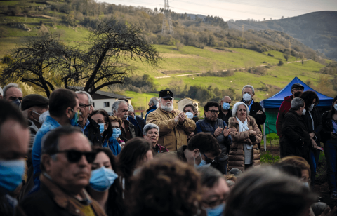  Grupo de familiares, amigos y defensores de la memoria histórica se congregaron en la fosa de El Rellán para conocer el desarrollo de la exhumación; rendir homenaje a aquellos que cayeron defendiendo la República del fascismo que amenazaba