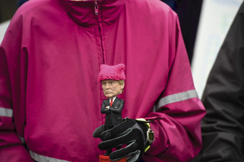 Una manifestante sostiene un muñeco de Donald Trump con una gorra rosa, en Washington DC, durante la Marcha de las Mujeres, el 21 de enero de 2017.- ROBYN BECK/AFP Una manifestante sostiene un muñeco de Donald Trump con una gorra rosa, en Washington DC, durante la Marcha de las Mujeres, el 21 de enero de 2017.- ROBYN BECK/AFP