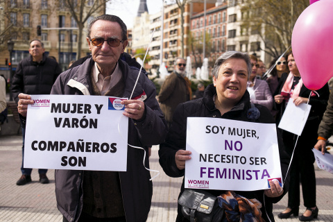 Manifestantes durante la concentración de 'Mujeres por el mundo contra el feminismo supremacista'.- ÓSCAR GONZÁLEZ / NURPHOTO / NURPHOTO VIA AFP