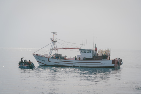 Encuentro entre el 'Francisco y Catalina' y la patera en 'La Ley del Mar'. Foto: RTVE Encuentro entre el 'Francisco y Catalina' y la patera en 'La Ley del Mar'. Foto: RTVE