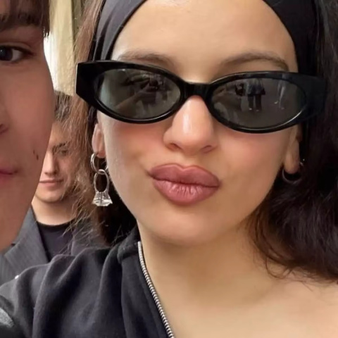 Rosalía, con el anillo de compromiso a modo de pendiente. Foto: Instagram Rosalía, con el anillo de compromiso a modo de pendiente. Foto: Instagram