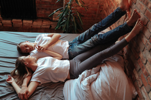 Una pareja se abraza en la cama. Foto: Pxhere Una pareja se abraza en la cama. Foto: Pxhere