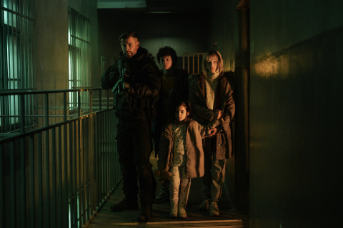 Fotograma de la fuga de prisión de 'Tyler Rake 2'. De Izquierda a derecha: Chris Hemsworth, Andro Japaridze, Mariami Kovziashvili y Tinatin Dalakishvili. Fotograma de la fuga de prisión de 'Tyler Rake 2'. De Izquierda a derecha: Chris Hemsworth, Andro Japaridze, Mariami Kovziashvili y Tinatin Dalakishvili.
