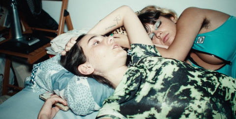 Berta Prieto y Belén Barenys en el tráiler de la serie 'Autodenfesa'. Fuente: Filmin. Berta Prieto y Belén Barenys